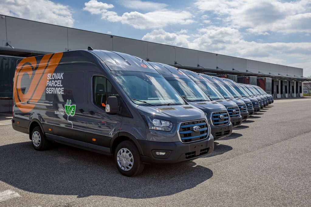 Elektrické dodávky E-Transit vo farbách Slovak Parcel Service