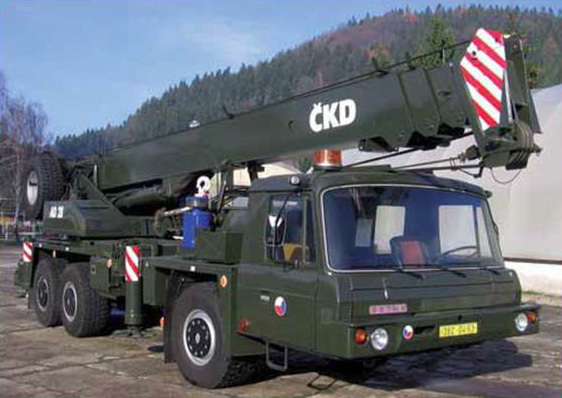 Žeriav AD 28 vo farbách Armády ČR
