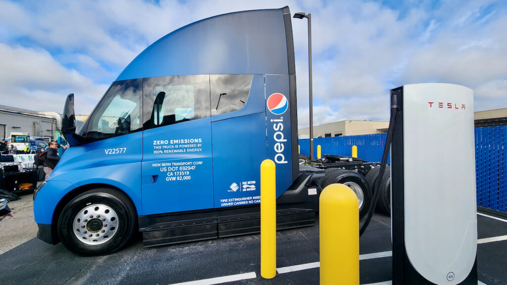 Tesla Semi na parkovisku