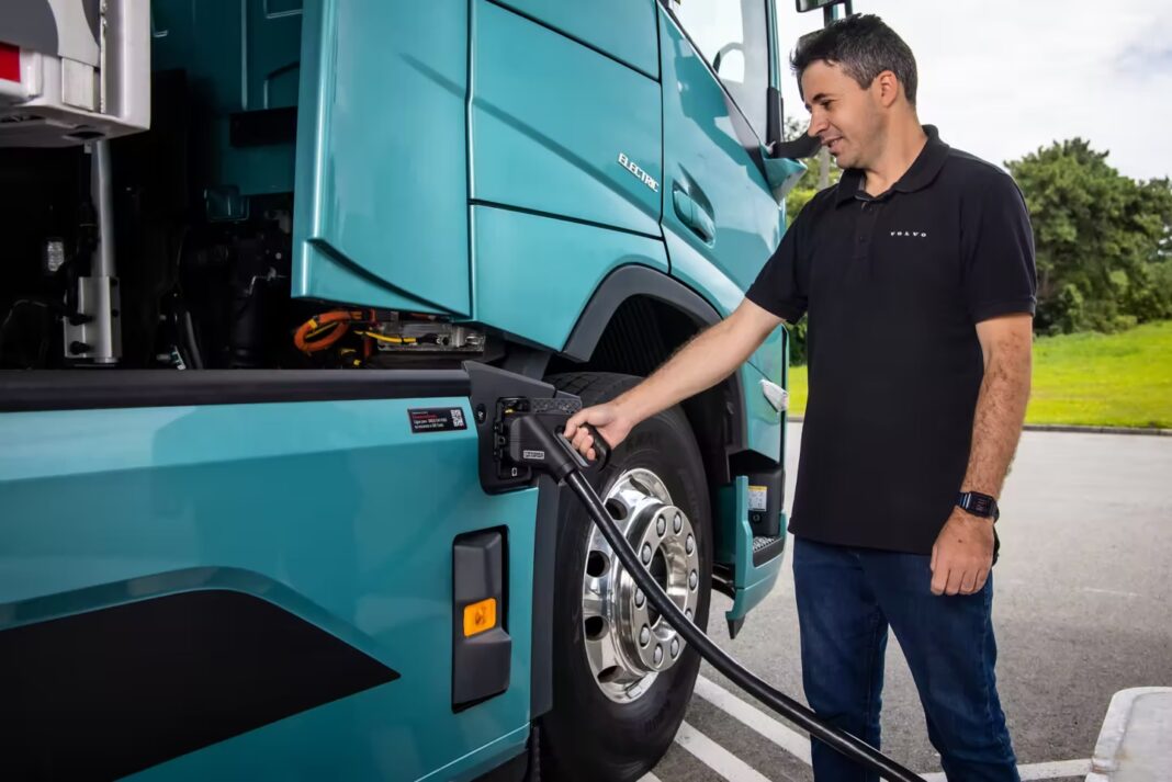 Nabíjanie ťahača volvo s elektromotorom
