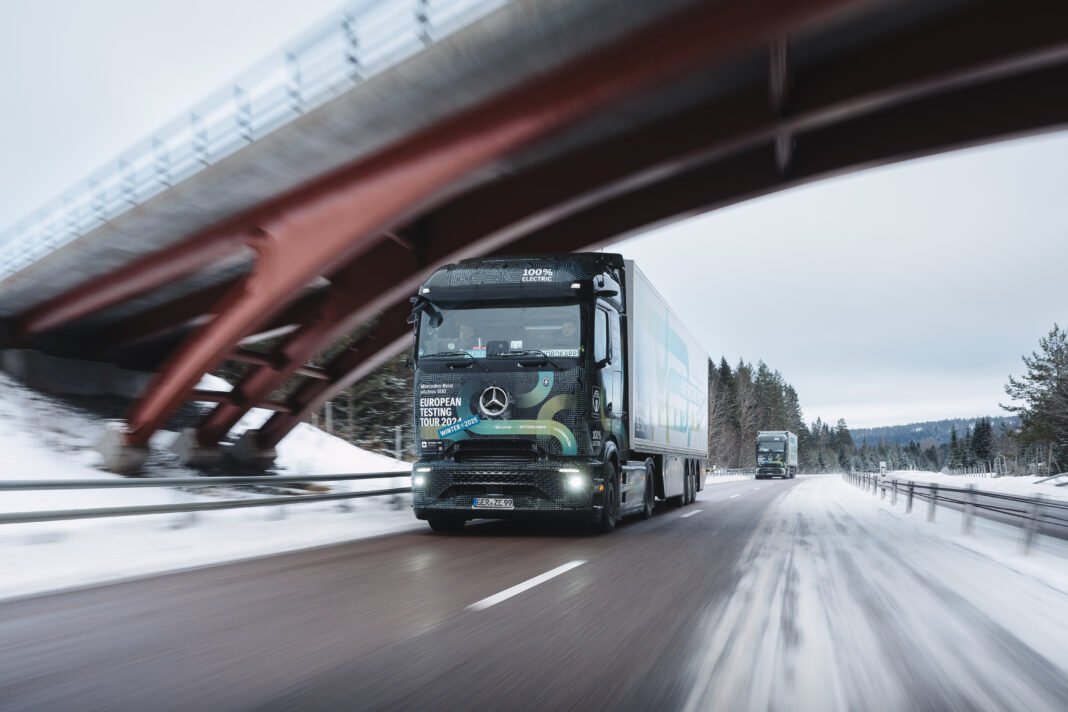 Dve súpravy ťahané ťahačom eActros 600
