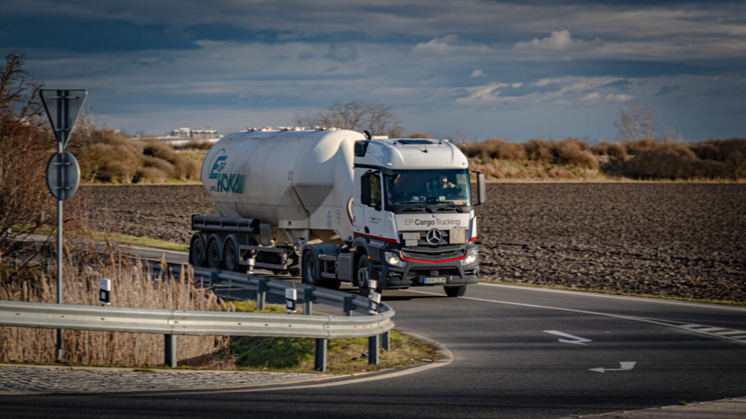 Kamión so silo návesom na ceste