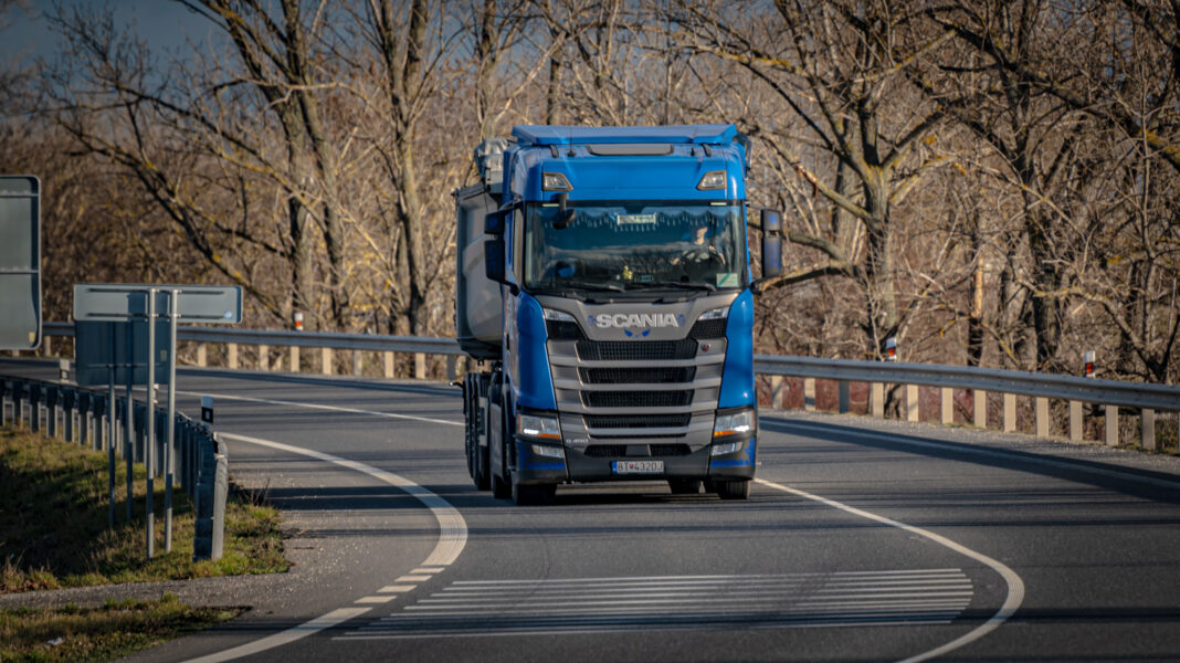 Modrý kamión Scania na ceste