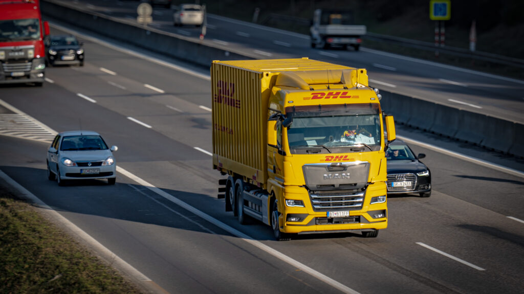 Žltý kamión MAN DHL