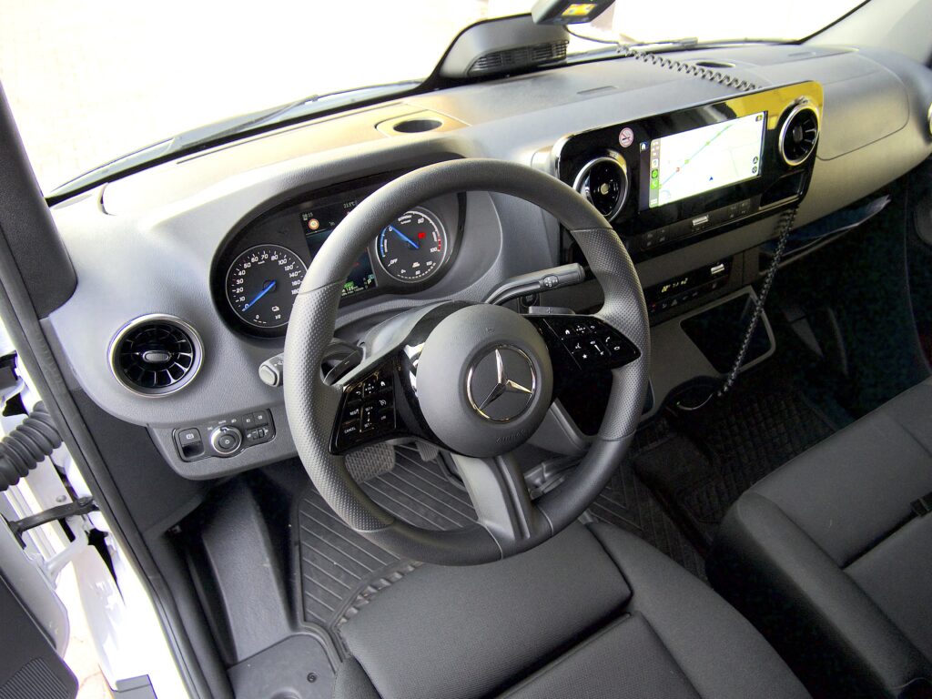 Interiér a pádla na volante Mercedes-Benz eSprinter