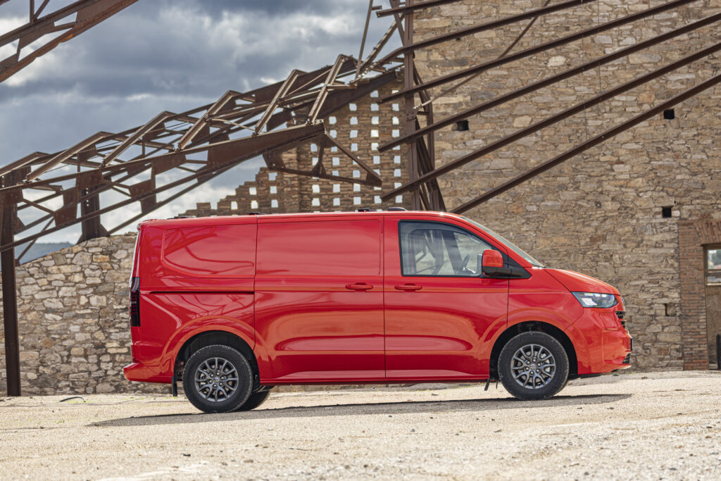 Nový VW Transporter v červenej farbe
