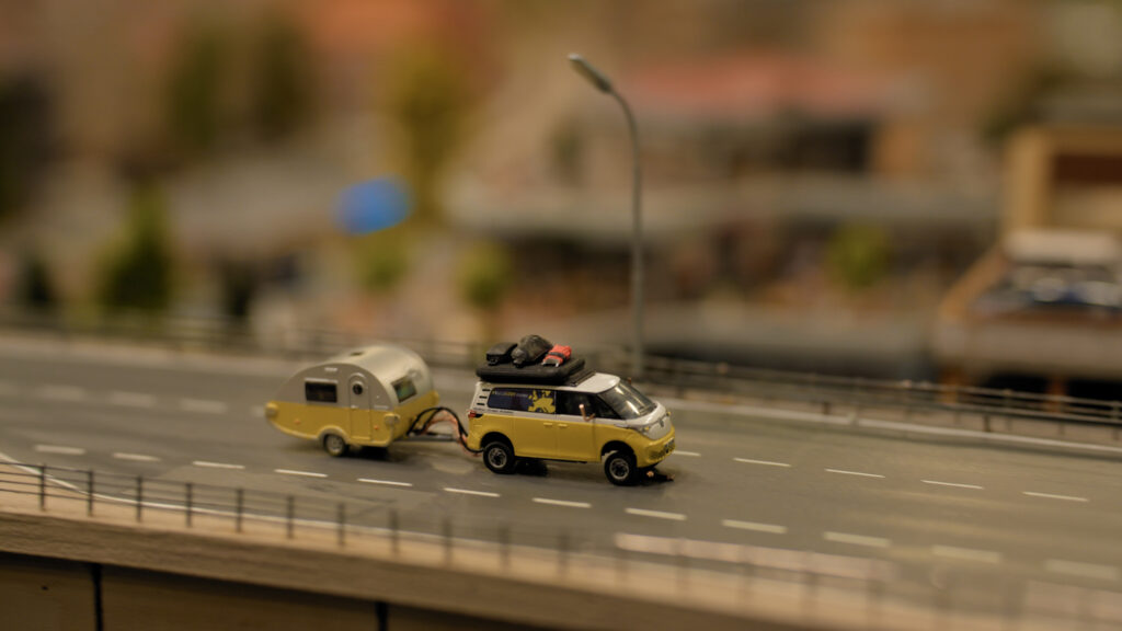 Záber na automatizovanú premávku s ID. Buzz v hlavnej úlohe