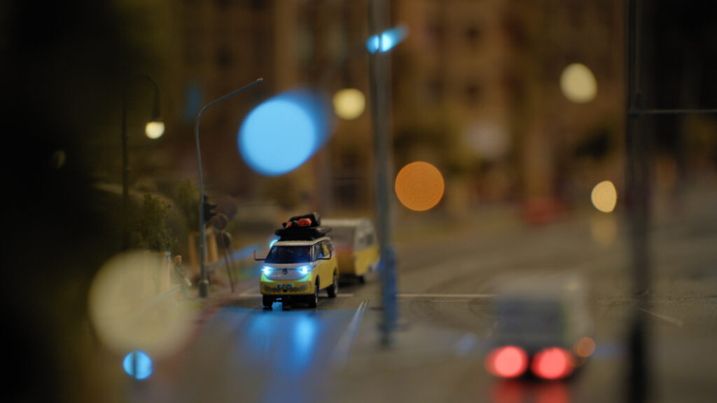 Miniatúrna verzia ID. Buzz s karavanom počas jazdy v Miniatur Wunderland