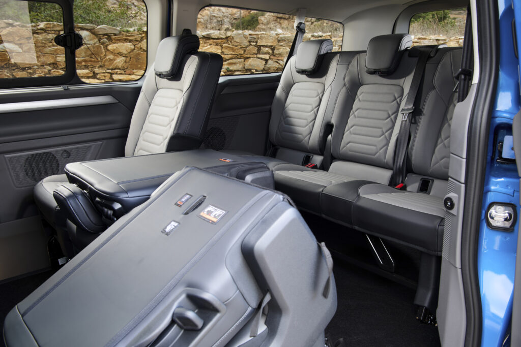 Sedadlá v druhom a treťom rade vo VW Caravelle