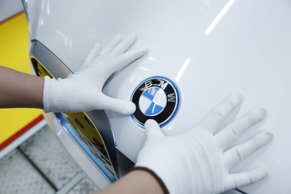 Logo BMW na kapote auta BMW iX