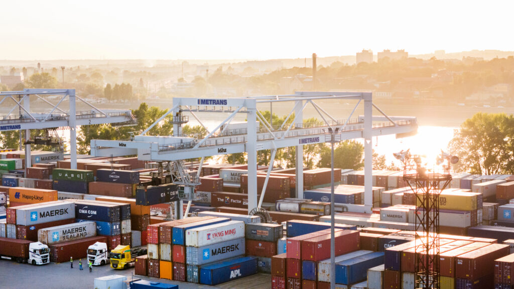 Prístav Hamburg Hafen a kontajnery v termináli Metrans