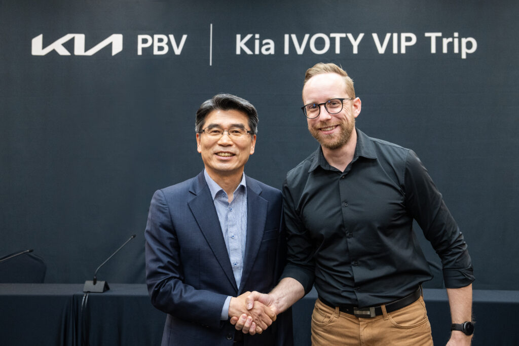 CEO značky Kia Ho Sung Song a šéfredaktor Cargo magazínu
