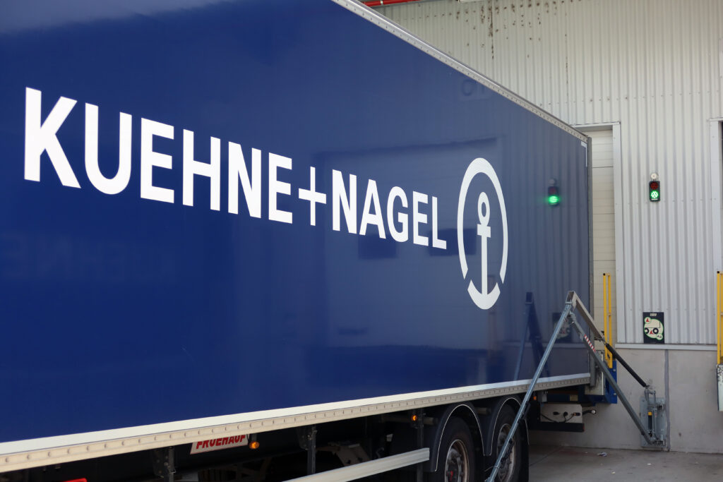Nakladanie náves vo farbách Kuehne+Nagel SLovensko