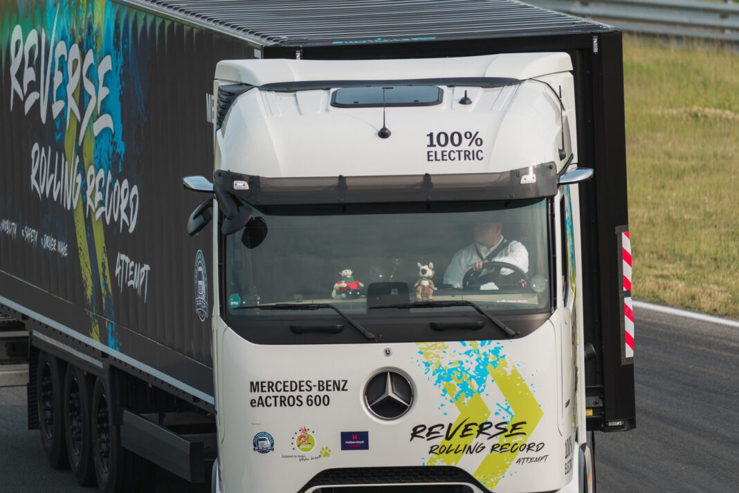 eActros od Mercedes-Benz Trucks pokoril svetový rekord v cúvaní