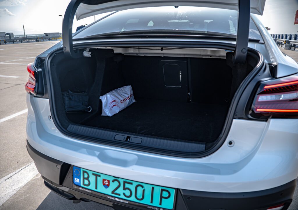 Citroen e-C4X batožinový priestor