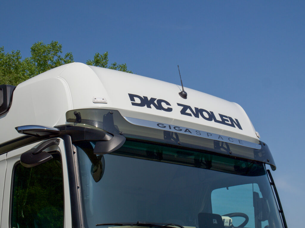 Logo firmy na kabíne modelu Actros L ProCabin