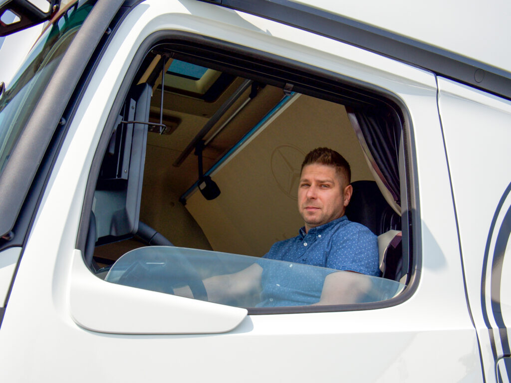 Kristián Chudý v kabíne nového ťahača Actros L ProCabin