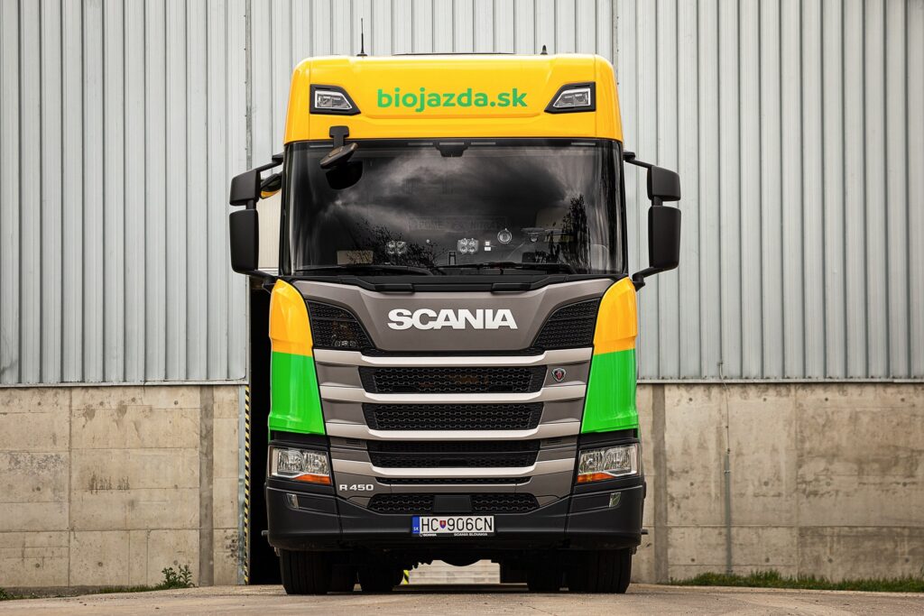 Biodiesel B100 je alternatívou k elektrickým a spaľovacím motorom