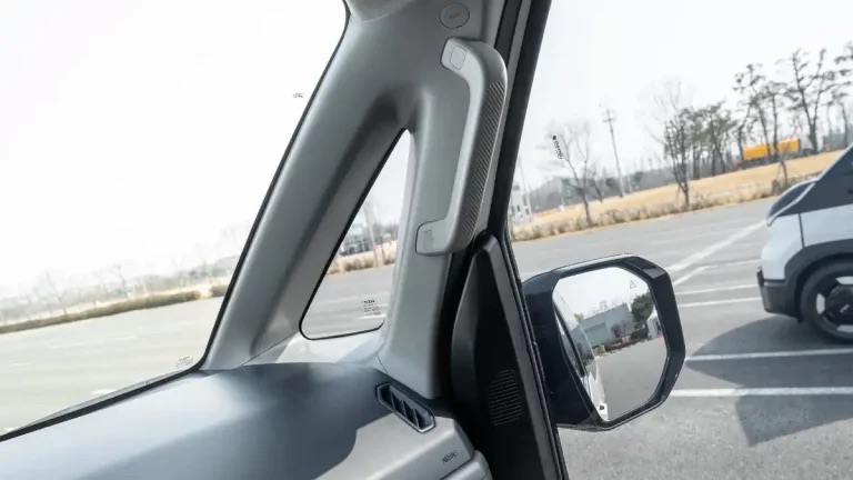Kia PV5 má vetvený A stĺpik