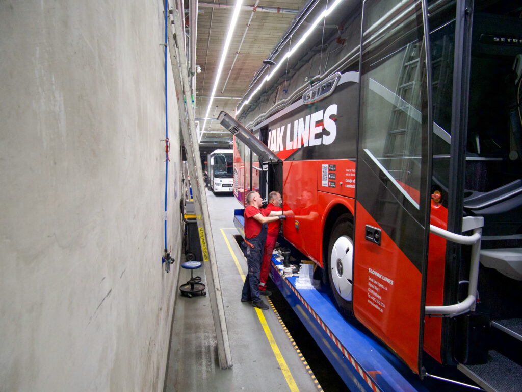 Oprava autobusu v serivse pre autobusy na stanici Nivy