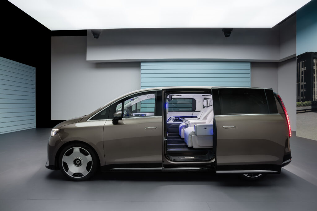 Mercedes-Benz VLE má po oboch stranách bočné dvere