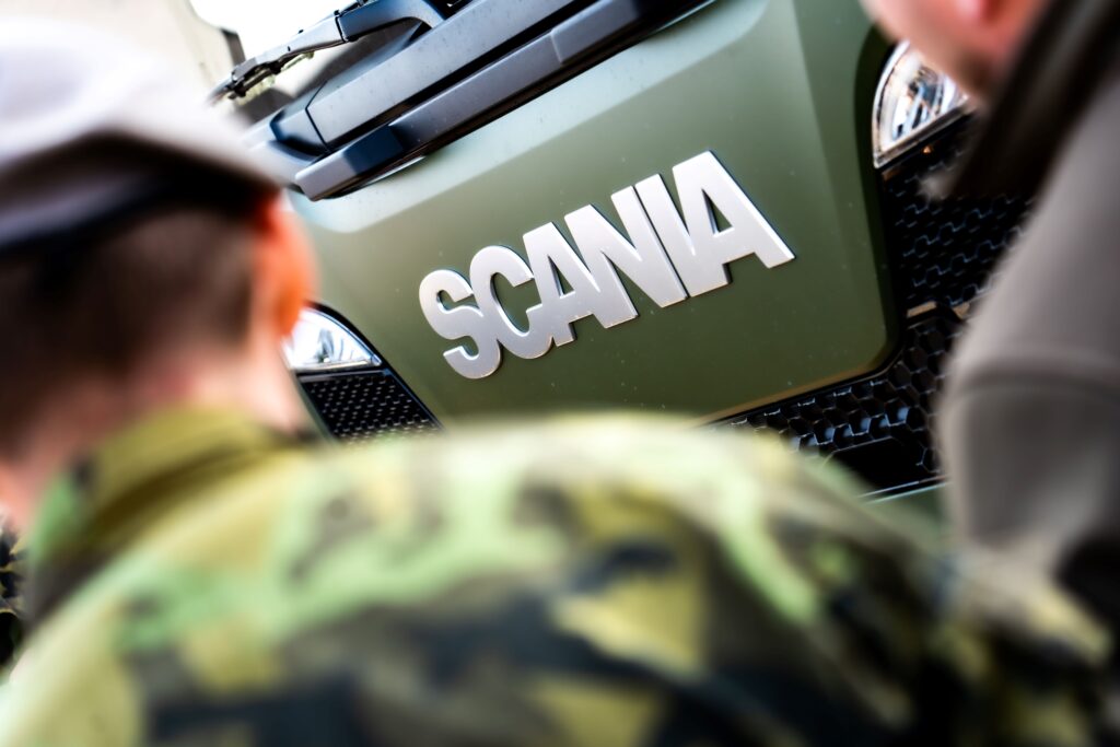 Vojak armádu ČR pri cisternovej súprave Scania