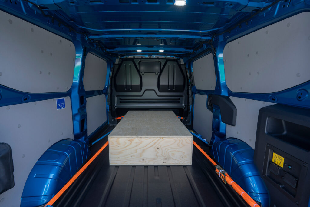 Náklad na korbe modelu Ford E-Transit Custom