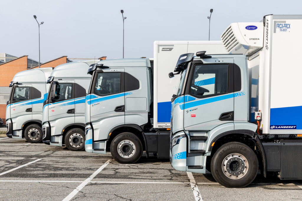 IVECO S-eWay Rigid na parkovisku pred Experience centrom