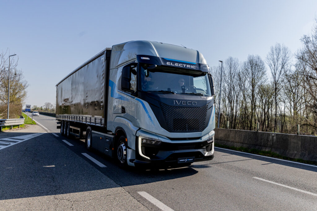 IVECO S-eWay Artic na ceste v okolí Turína