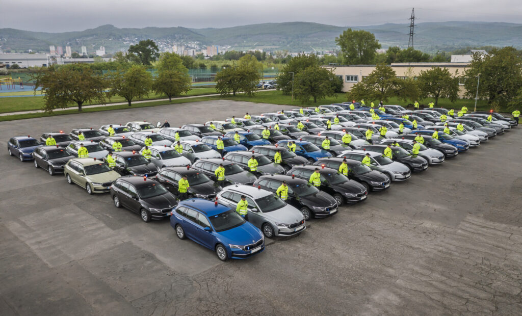 Policajti si prevzali nové vozidlá Škoda Superb