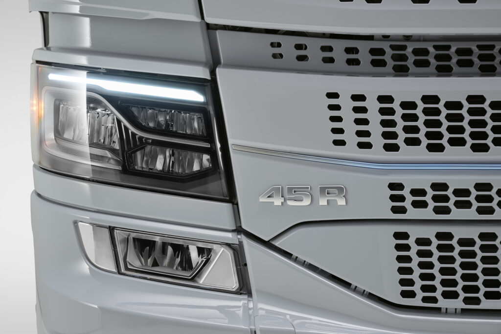 Nová Scania Dynamic 45 R má vylepšené svetlomety