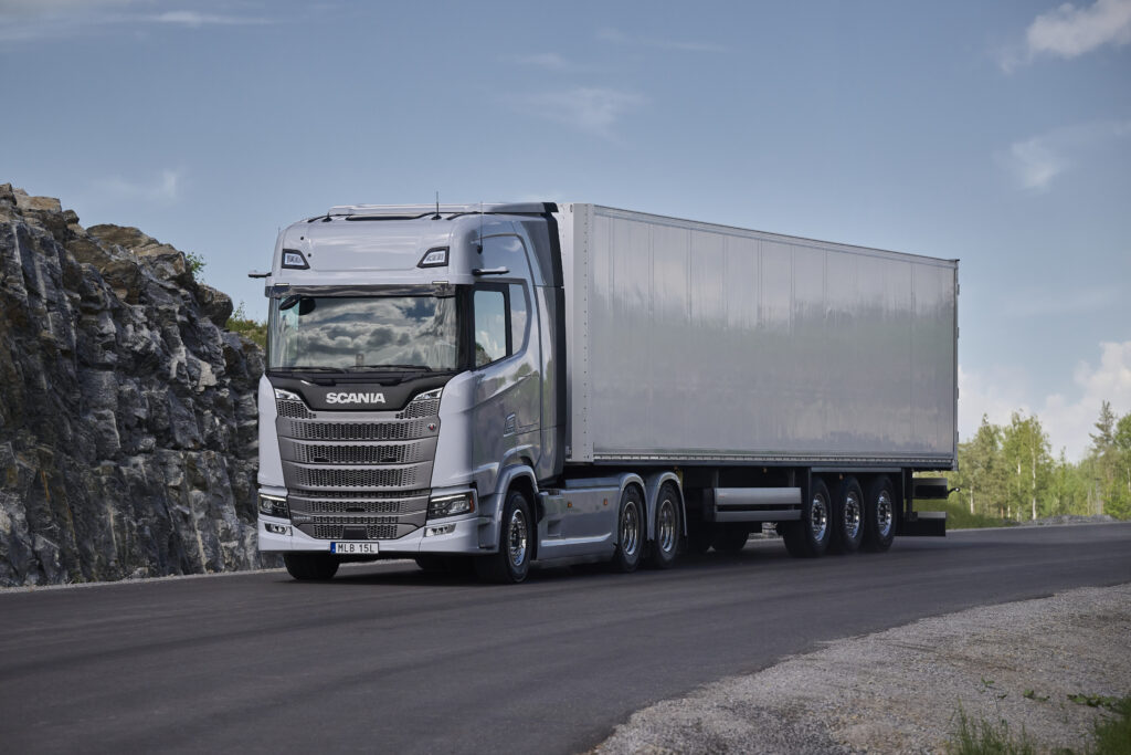 Nová Scania Dynamic 560 S 6x4 s návesom