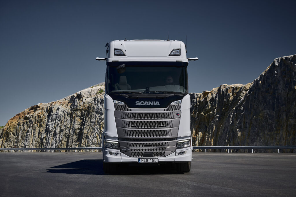 Nová Scania 560 S 6x4 ako ťahač