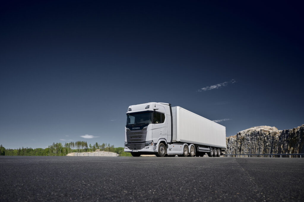 Súprava s novým ťahačom Scania Dynamic 560 S 6x4