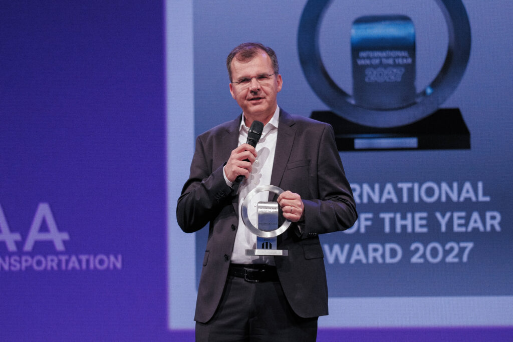 Jan Ptáček pri preberaní ocenenia International Van of the Year pre nový Renault Traficg