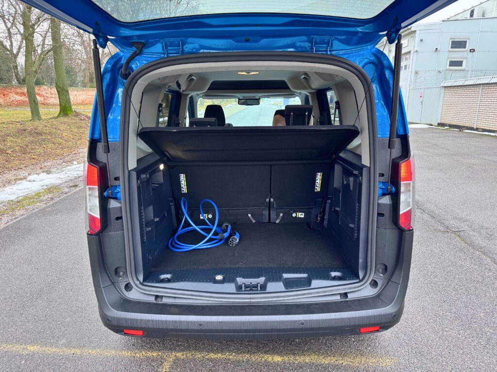 Kufor vo Ford E-Transit Courier